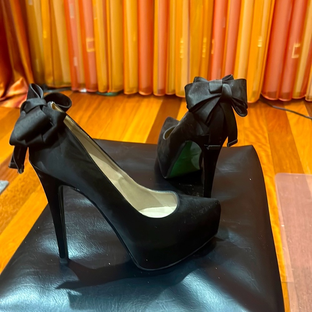 Lisa for Donald Pliner Alba Pump size 7.5. Worn once in the house, stunning